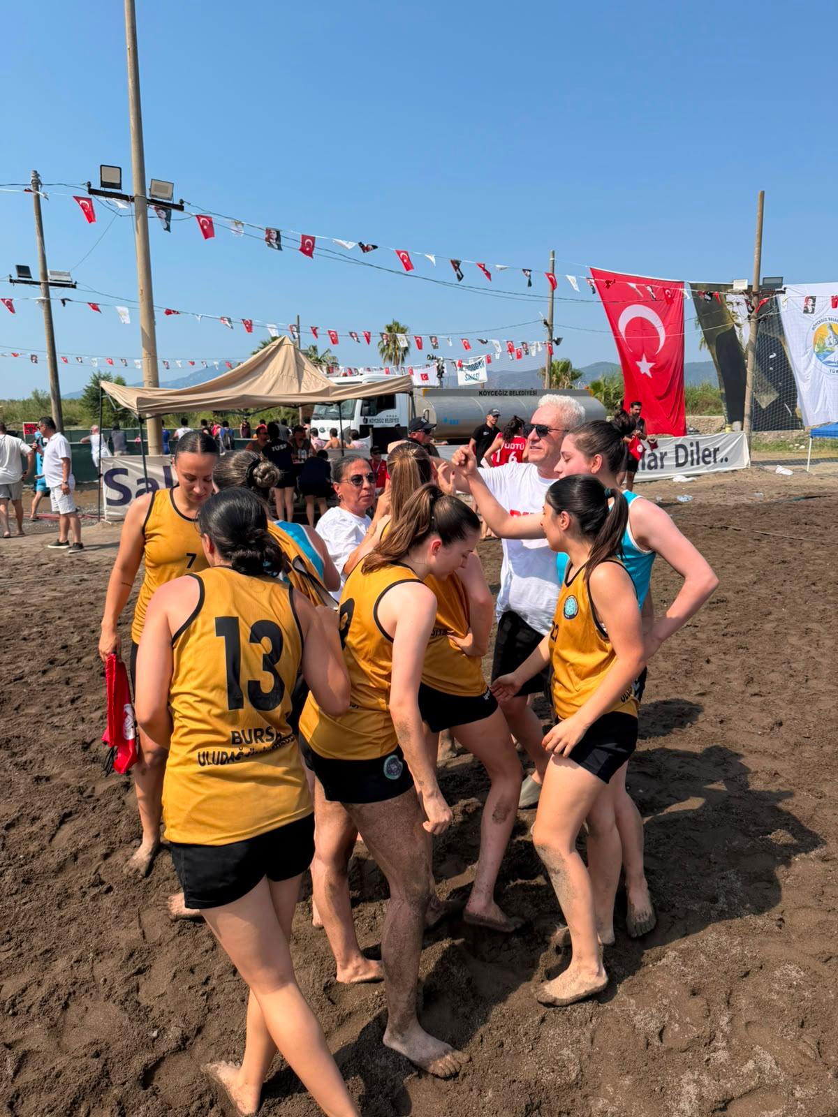 Üniversiteler Arası Türkiye Plaj Hentbolu Şampiyonası'nda Yenilgisiz Şampiyonluk